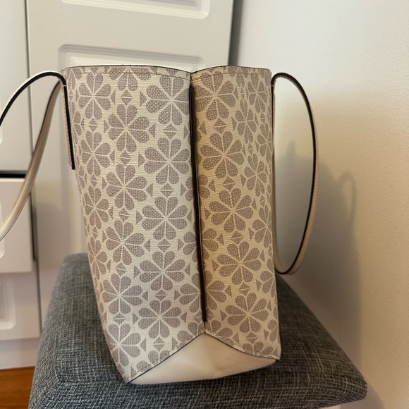 Kate spade beautiful tote bag 😍 fits everything you need for work or trips - Picture 5 of 10